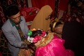 インドネシア・西スラウェシ州マムジュで、両親から結婚の祝福を受ける夫婦。新婦は未成年だ（2020年7月25日撮影）。(c)YUSUF WAHIL / AFP