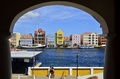 ベネズエラ沖合のカリブ海に浮かぶオランダ領のキュラソー（Curacao）島の風景。豪華客船が立ち寄る港町ウィレムスタット（Willenstad）にはカラフルな建物が立ち並び、海水浴やフライボードなどのマリンスポーツが楽しめる。

写真は、ウィレムスタットの街並み（2013年8月29日撮影）。(c)AFP/Luis Acosta