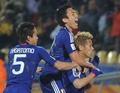 2010年サッカーW杯南アフリカ大会（%%2010 World Cup%%）1次リーグE組、デンマーク対日本。日本は3-1で勝利し、勝ち点6（2勝1敗）の同組2位で決勝トーナメントに進んだ。日本の決勝トーナメント進出は、自国開催以外のW杯では初めて。写真は前半17分に先制点を決めてチームメイトと喜ぶ日本の本田圭佑（%%Keisuke Honda%%、右）。（2010年6月24日撮影）(c)AFP/GABRIEL BOUYS