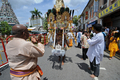 シンガポールで30日、ヒンズー教の大祭タイプーサム（Thaipusam）が行われた。ムルガ（Muruga）神をあがめるこの祭りは、 タミル暦のタイ（Thai）の月の満月の日に行われる。信者らは「カバディ（Kavadi）」と呼ばれる御輿（みこし）を鉄串などで自分の身体に固定して苦行の行進を行う。この祭りはマレーシアでも行われる。

写真は、シンガポールで行われたヒンズー教の大祭タイプーサムで、鉄串で「カバディ」と呼ばれる御輿（みこし）を体に付けて苦行の行進を行うヒンズー教徒（2010年1月30日撮影）。(c)AFP/ROSLAN RAHMAN