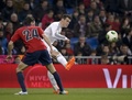 サッカースペイン国王杯（Copa del Rey 2013-14）5回戦、レアル・マドリード（Real Madrid）対オサスナ（CA Osasuna）第1戦。オサスナのダミア・アベジャ（Damia Abella Perez）のマークを受けながらボールを送り出すレアル・マドリードのギャレス・ベイル（Gareth Bale、2014年1月9日撮影）。(c)AFP/DANI POZO
