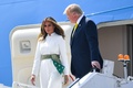 インド・アーメダバードの空港に到着したドナルド・トランプ米大統領夫妻（2020年2月24日撮影）。(c)MANDEL NGAN / AFP