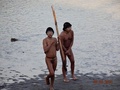 ブラジル国立先住民保護財団（National Indian Foundation、FUNAI）が公開した、ペルーと国境を接するアクレ（Acre）州を流れるエンビラ川（Envira River）の岸部でアシャニンカ（Ashaninka）の人たちと接触した先住民の姿を捉えた映像（2014年7月30日公開）。(c)AFP/FUNAI/HO
