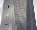 米ニューヨーク（New York）の超高層ビル「ワン・ワールド・トレード・センター（One World Trade Center）」の側面に宙づりとなった清掃員ら（2014年11月12日撮影）。(c)AFP/Timothy A. Clary