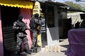ブラジル・リオデジャネイロのファベーラ（貧民街）で行われた警察の強制捜査で、現場に配備された警察官（2021年5月6日撮影）。(c)Mauro Pimentel / AFP