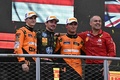 224F1第16戦イタリアGP決勝。表彰式に臨む（左から）2位に入ったマクラーレンのオスカー・ピアストリ、優勝したフェラーリのシャルル・ルクレール、3位に入ったマクラーレンのランド・ノリス（2024年9月1日撮影）。(c)Gabriel BOUYS/ AFP