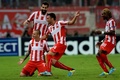 サッカー欧州チャンピオンズリーグ2013-14（UEFA Champions League 2013-14）は17日、 グループリーグ第1節の試合が各地で行われ、グループCのパリ・サンジェルマン（Paris Saint-Germain、PSG）は4-1でオリンピアコス（Olympiacos）に勝利した。

前半25分に同点弾を決めて歓喜するオリンピアコスのヴラディミル・ヴァイス（Vladimir Weiss、左下、2013年9月17日撮影)。(c)AFP/ARIS MESSINIS
