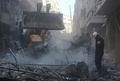 シリア北部アレッポの反体制派支配地区で、空爆により破壊されたとされる建物のがれきから生存者を捜索する救助隊員（2016年2月4日撮影）。(c)AFP/THAER MOHAMMED