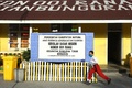 インドネシアのナツナ諸島で、マスクを着けた生徒（2020年2月4日撮影）。(c)RICKY PRAKOSO / AFP