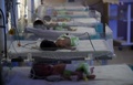 インド中部グワリオルの政府が運営する病院の産科病棟で撮影された新生児たち（2016年4月26日撮影）。(c)AFP/MONEY SHARMA