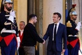 仏パリの大統領府でエマニュエル・マクロン大統領（右）の出迎えを受けるウクライナのウォロディミル・ゼレンスキー大統領（2023年5月14日撮影）。(c)Ludovic MARIN / AFP