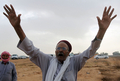 リビアの首都トリポリ（Tripoli）のアブサリム（Abu Salim）刑務所で、息子が同刑務所でカダフィ政権に殺害されたと叫ぶ男性（2011年9月25日撮影）。(c)AFP/AHMAD AL-RUBAYE