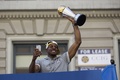 14-15NBAファイナル制覇を飾り、本拠地オークランドでMVPトロフィーを掲げるゴールデンステイト・ウォリアーズのアンドレ・イグダーラ（2015年6月19日撮影）。(c)AFP/Getty Images/Stephen Lam