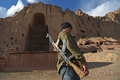 アフガニスタンのバーミヤン渓谷で、タリバンによって2001年に破壊された遺跡の跡地をパトロールする警官（2021年3月3日撮影）。(c)WAKIL KOHSAR / AFP