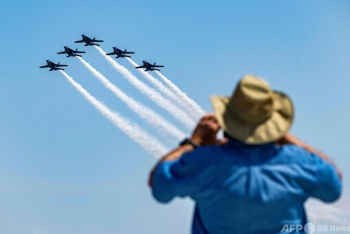 米海軍士官学校卒業式 「ブルーエンジェルス」がお祝い 写真20枚 国際