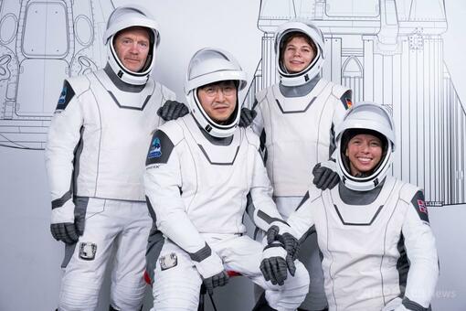 スペースX、初の極軌道有人飛行に民間宇宙飛行士搭乗の宇宙船打ち上げ