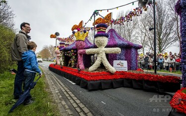 オランダ、花の名産地のフラワーパレード 写真3枚 国際ニュース：AFPBB 