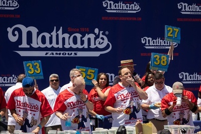 NYホットドッグ早食い、須藤美貴さんが優勝