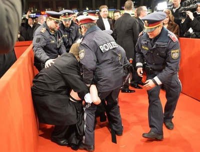 オペラ座舞踏会にトップレス女性、ウクライナ大統領に抗議 オーストリア