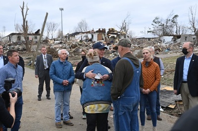 米大統領、竜巻被災地を視察 「被害は想像を絶する」