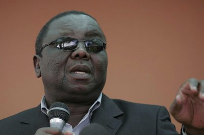 ジンバブエ首相「妻の死は事故」、事故原因めぐる疑惑を否定