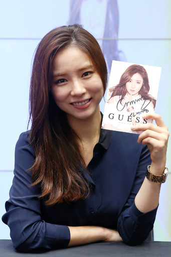 女優のシン・セギョン、「ゲス ウォッチ」のサイン会に登場