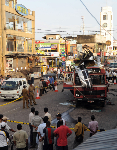スリランカのバス爆発、死者26人に