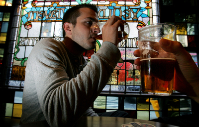 英国人に広がる「家飲み」、まもなくパブを逆転