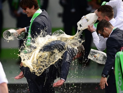 ドイツ杯優勝のボルフスブルクが凱旋、約3万人のファンがお出迎え