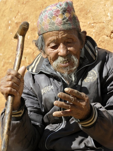 「高級車運搬人」道路なき60年前を回想、ネパール