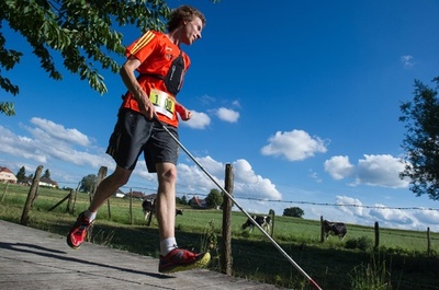 ほぼ全盲の男性、白杖と音声ナビで26キロ走破 仏