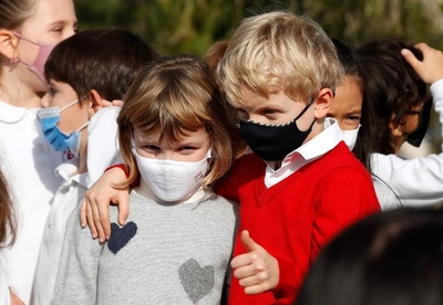 モナコ大公と双子の子どもたち、カジノで植樹