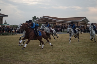 アマチュア騎手たちによるレース、北朝鮮の乗馬クラブ