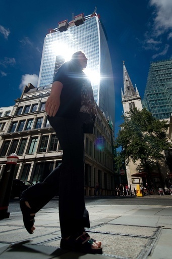 日光を集めるガラス張りの変形高層ビル、 英ロンドン