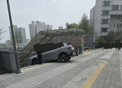 通行できる道路と思いきや、そこは階段だった…韓国・中央大学施設、「車突入事故」が繰り返されるわけ