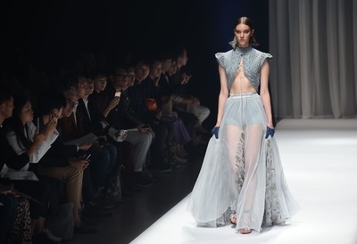 「アオイ ワナカ」19年春夏コレクション発表