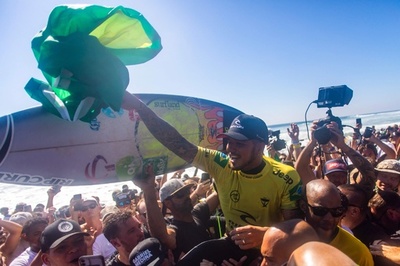 サーフィンCT最終戦、メディナとムーアが優勝