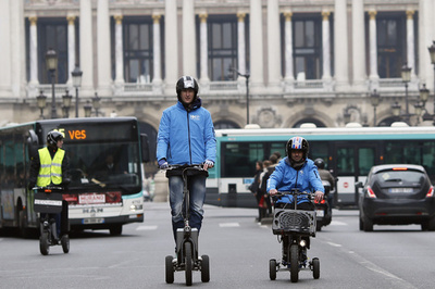 エコ三輪車でゆうゆうパリ巡り、燃料は水素