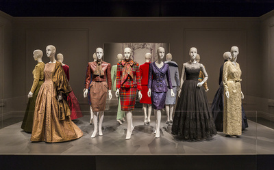 「オスカー・デ・ラ・レンタ回顧展」、ジョージ・W・ブッシュ大統領センターで開催中