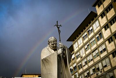 ローマ教皇、起き上がって朝食 メローニ首相とは冗談交わす バチカン