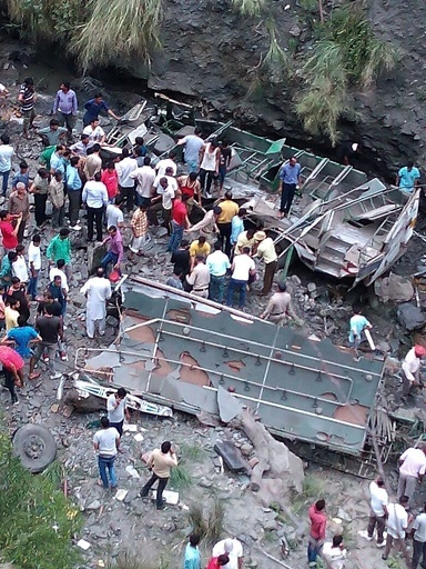 インド、2件の交通事故で30人死亡 304メートルの渓谷に転落