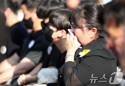 韓国・女子高生刺殺から49日で追悼式…夢だった「名誉消防官証」遺族へ