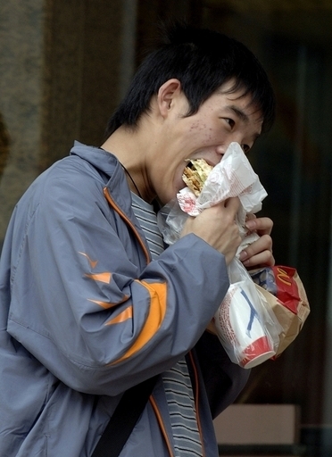 ハンバーガーに異物混入、釣り針か