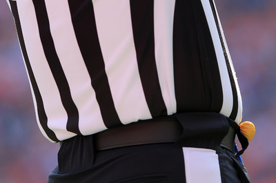 米アメフト試合で審判に危険なタックル、高校生2人に刑事責任の可能性