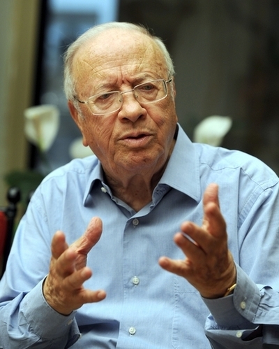 チュニジアのガンヌーシ首相が辞任、暫定政府への不満受け