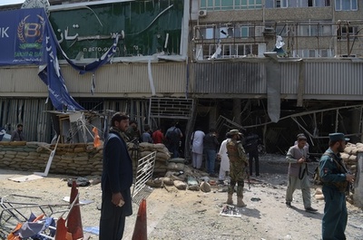 アフガン首都の銀行で自爆攻撃、13人死傷 給与受け取りの政府職員狙う？