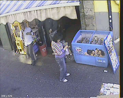 殺人事件をとらえた防犯カメラの映像を公開、イタリア