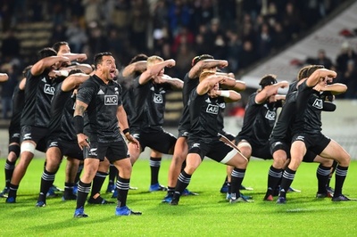 オールブラックスはハカを「やりすぎ」？ 元代表の批判にHCは反論