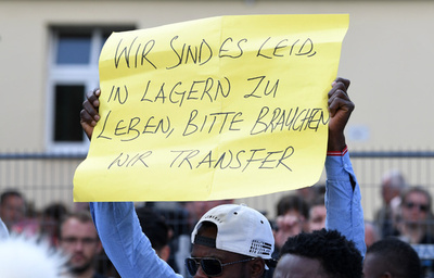 ドイツに来て3年、遅々として進まない行政手続きに不満を募らせる移民たち