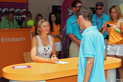 シャラポワがサイン会を開催